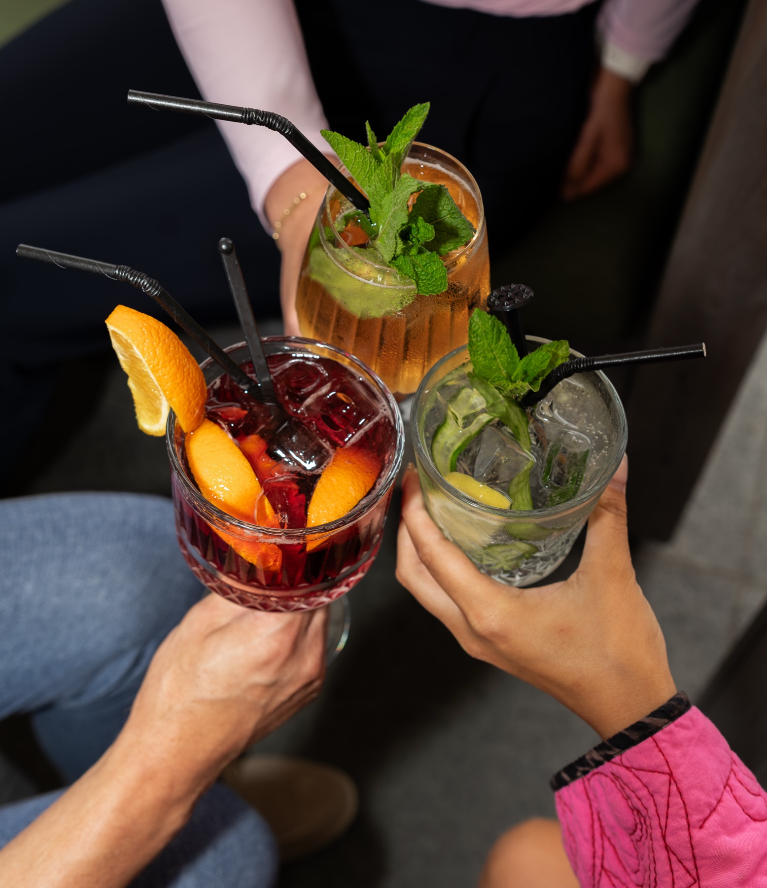 Proost met cocktails op het terras