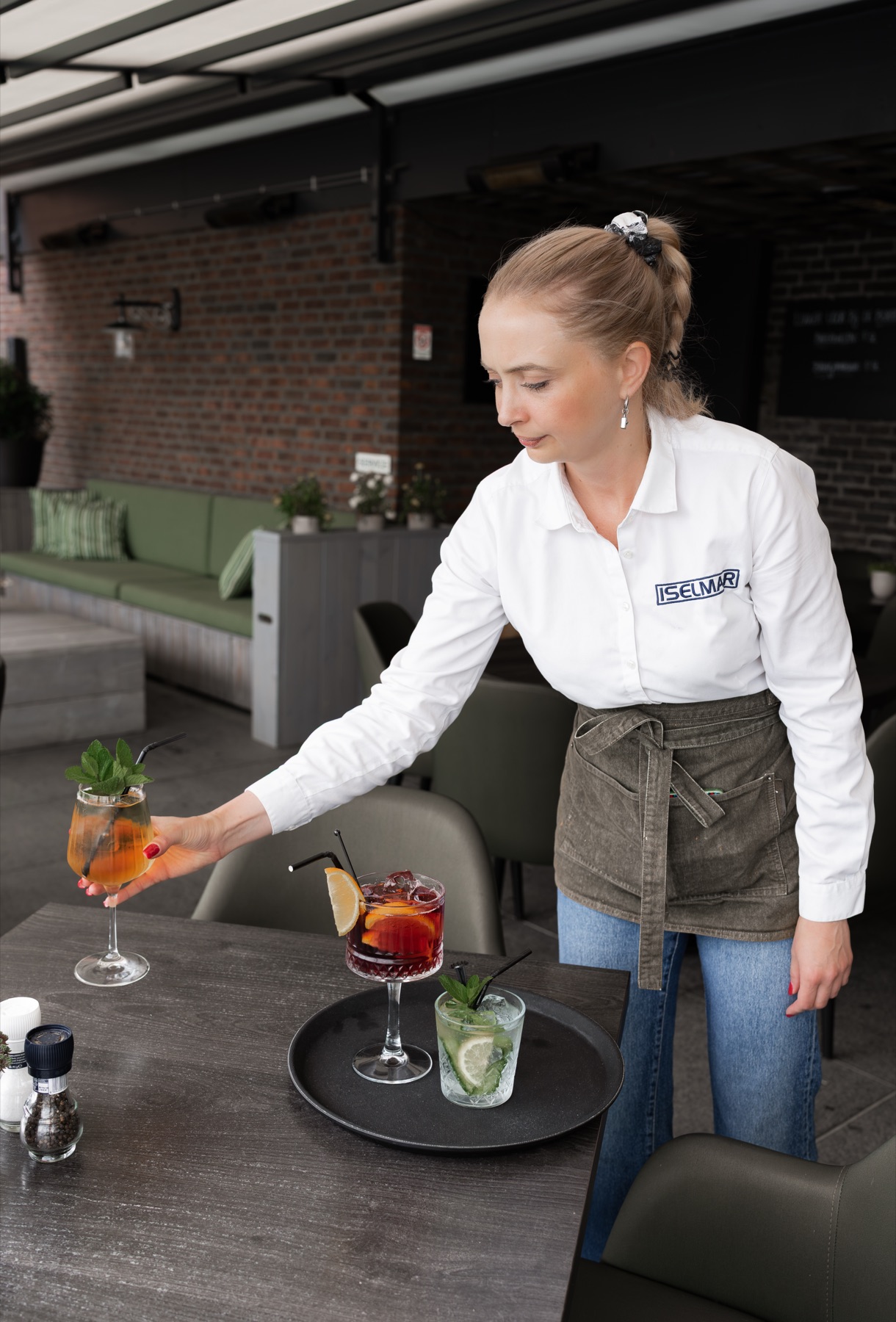 Verse drankjes worden aan tafel gezet